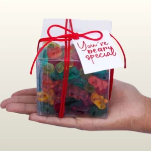 Cajita rellena de gummy y tarjeta personalizada