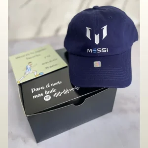 Gorra personalizada y cajita con código para dedicar canción