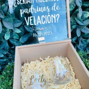 Caja personalizada de madera + 2 vasos para vino personalizados