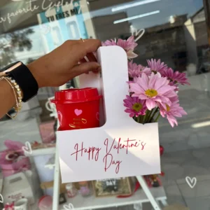 Café americano o capuchino + Vaso personalizado + Flores + Base personalizada